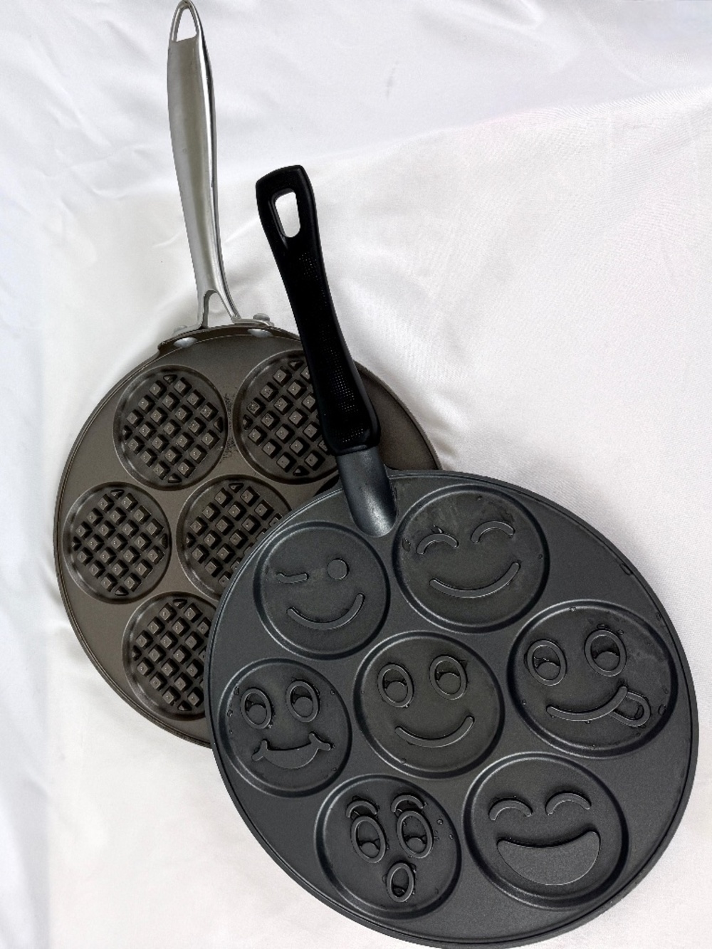 Nordic Ware Emoticon Smiley Face Pancake Pan 10 inch Griddle NonStick Excellent